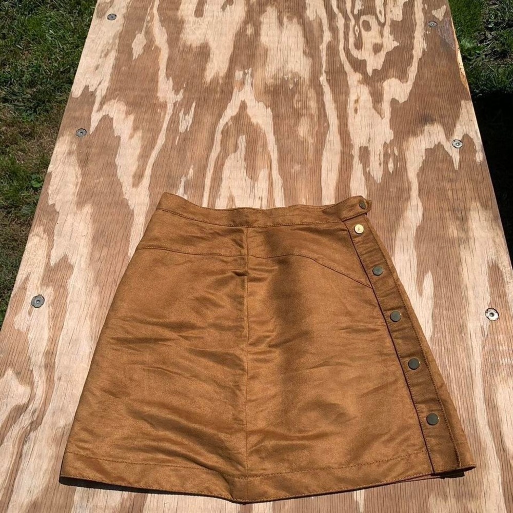 Faux suede skirt by h&m size 6 spring,‎ summer fall Thanksgiving, casual date
